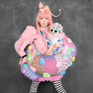 Dopo il matrimonio con l’attore Hayama Shono (2023) e la nascita del suo primo figlio nel 2024, Kyary Pamyu Pamyu si prepara a un nuovo capitolo artistico e personale
